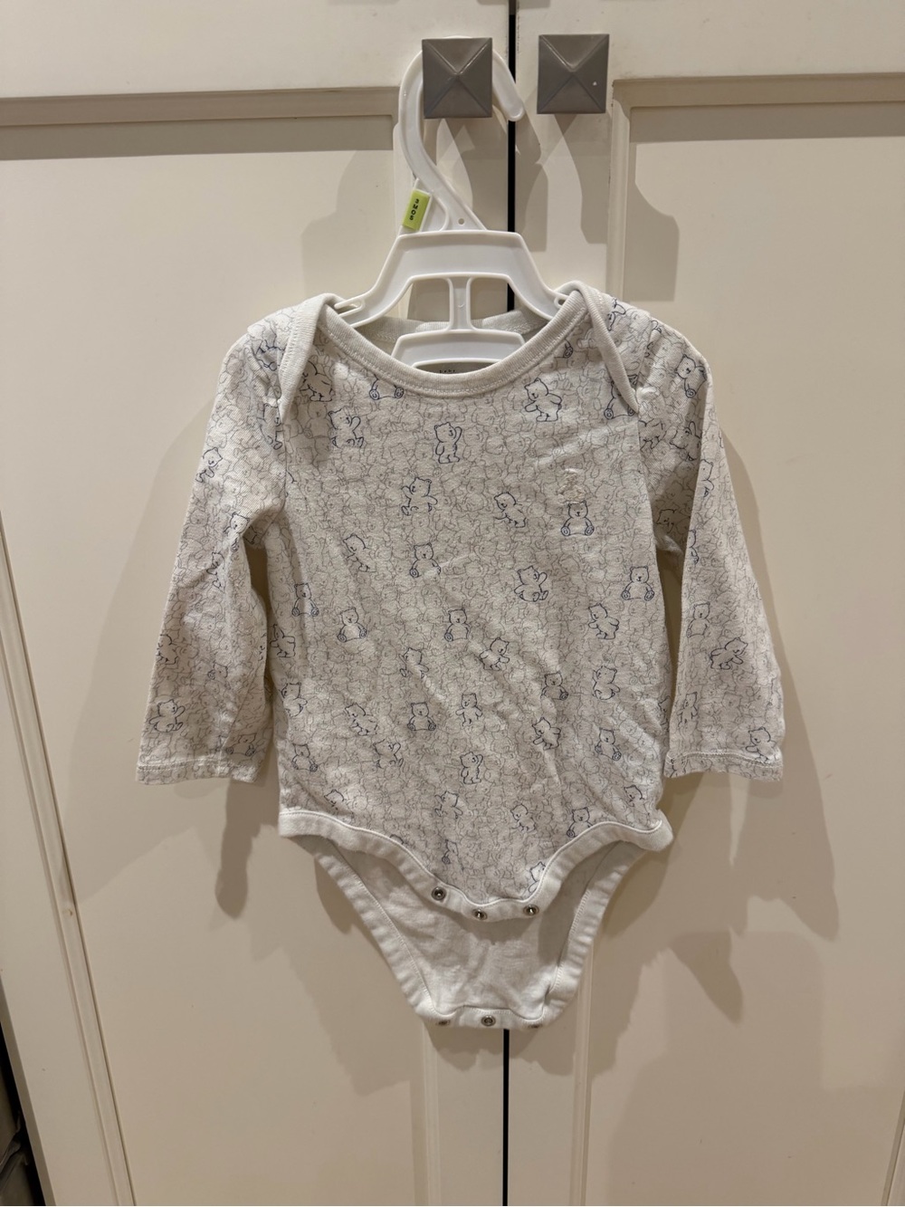 Gap 12-18m blue whiteLong-Sleeve Baby One-Piece Bodysuit with Subtle bear print